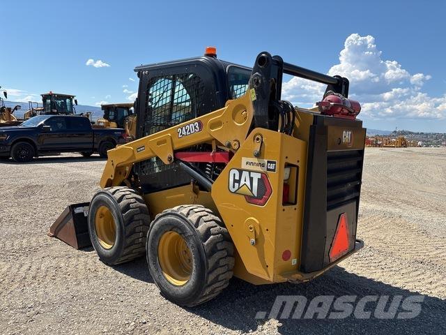 CAT 242D3 Міні-навантажувачі