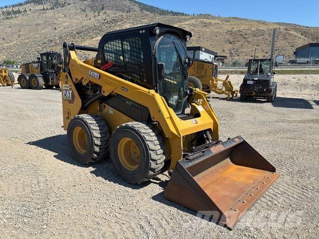 CAT 242D3 Міні-навантажувачі