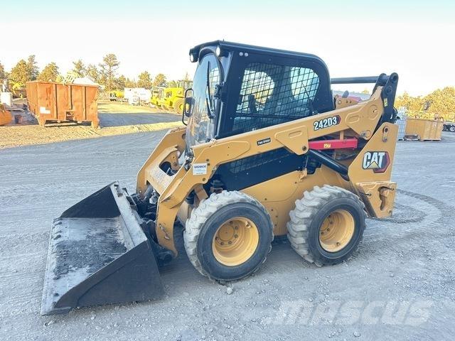 CAT 242D3 Міні-навантажувачі