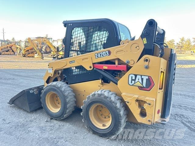 CAT 242D3 Міні-навантажувачі