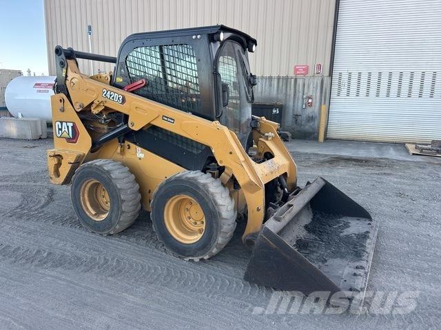 CAT 242D3 Міні-навантажувачі