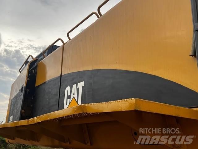 CAT 390DL Гусеничні екскаватори