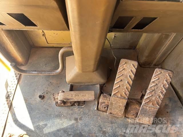 CAT 633E Скрепери