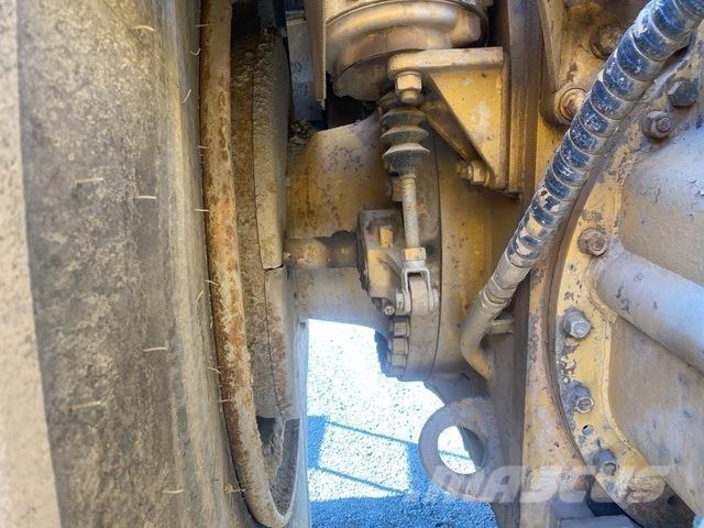 CAT 651 Поливальні машини