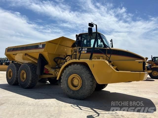 CAT 740 Зчленовані самоскиди