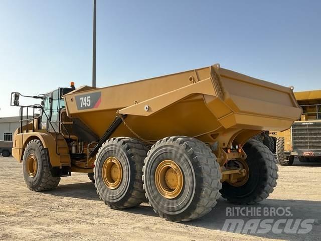 CAT 745 Зчленовані самоскиди