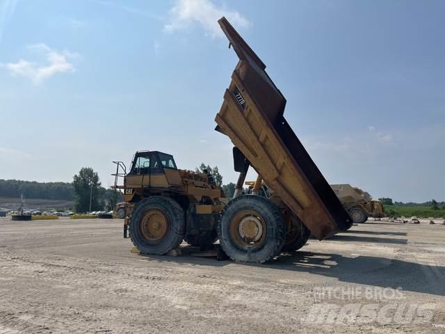 CAT 777D Зчленовані самоскиди