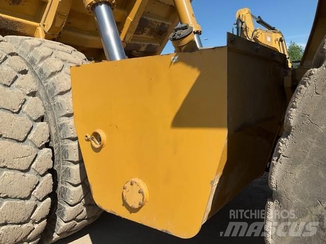 CAT 777F Зчленовані самоскиди