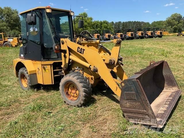 CAT 904B Фронтальні навантажувачі