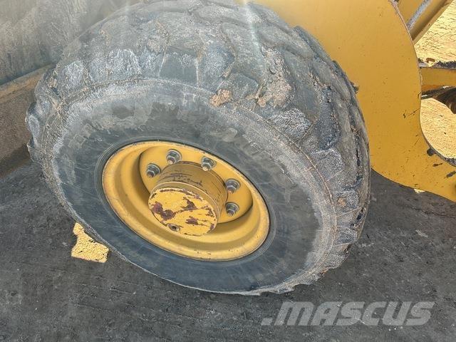 CAT 906H Фронтальні навантажувачі