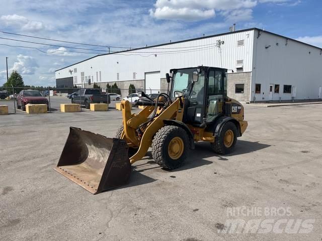 CAT 906M Фронтальні навантажувачі
