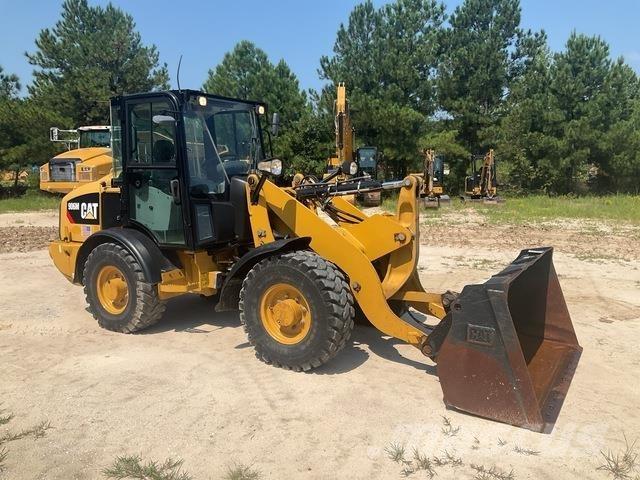 CAT 906M Фронтальні навантажувачі