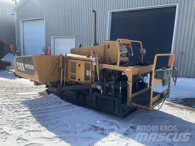 CAT AP255E Асфальтовкладачі