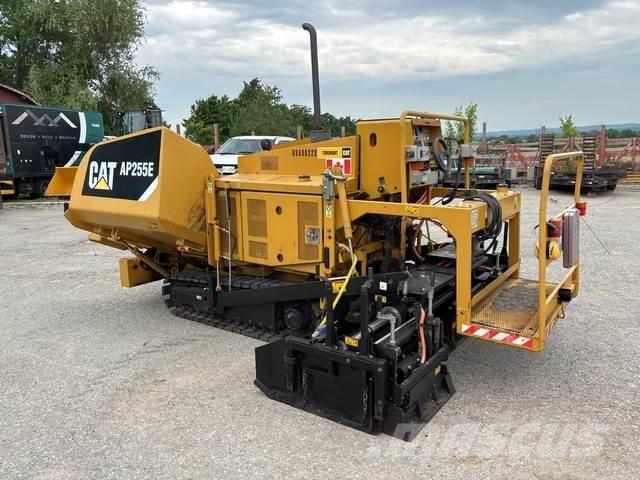 CAT AP255E Асфальтовкладачі