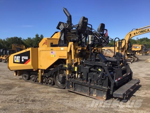 CAT AP555E Асфальтовкладачі
