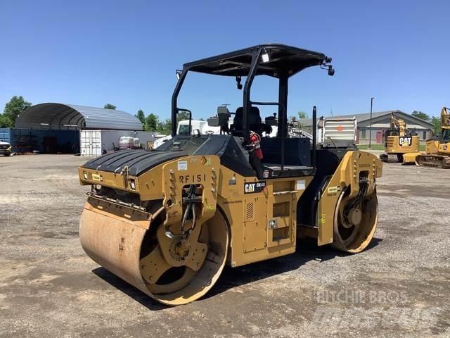 CAT CB54B Котки тротуарні