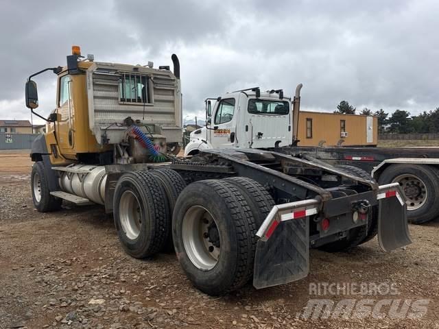 CAT CT660S Тягачі