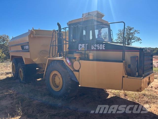 CAT D250E Поливальні машини