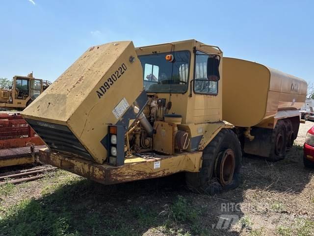 CAT D300D Поливальні машини