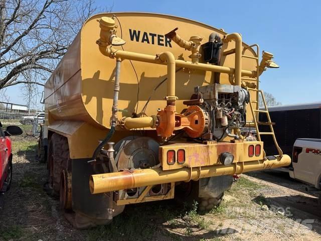 CAT D300D Поливальні машини