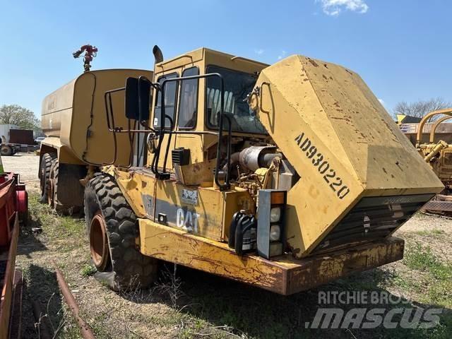 CAT D300D Поливальні машини