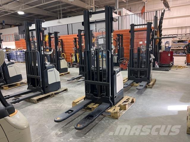 Crown ES 4000 Самохідні електроштабелери