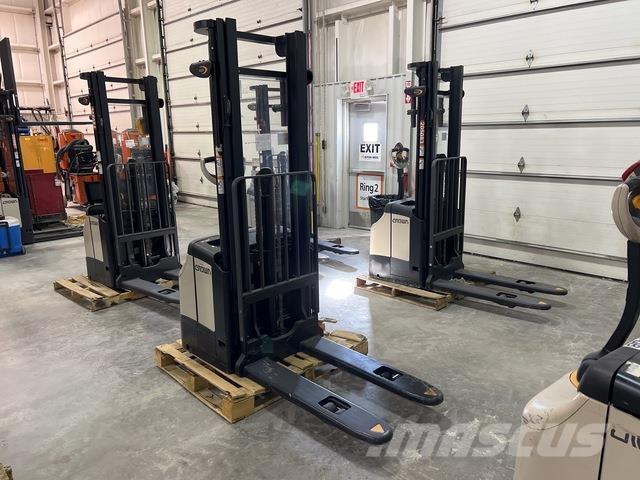 Crown ES 4000 Самохідні електроштабелери