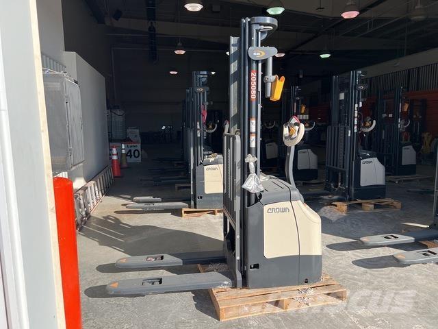 Crown ES 4000 Самохідні електроштабелери