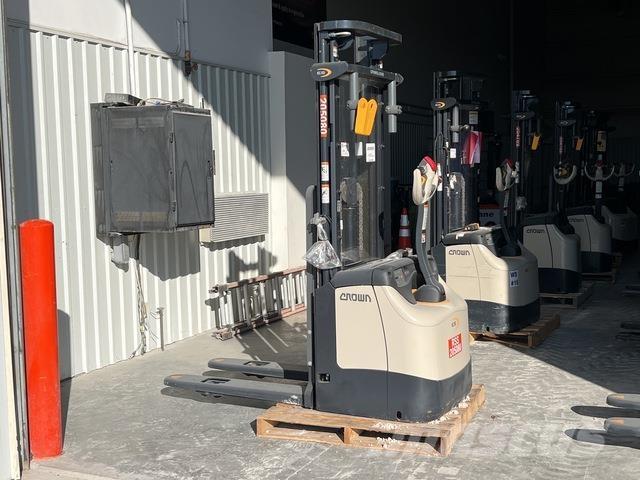 Crown ES 4000 Самохідні електроштабелери