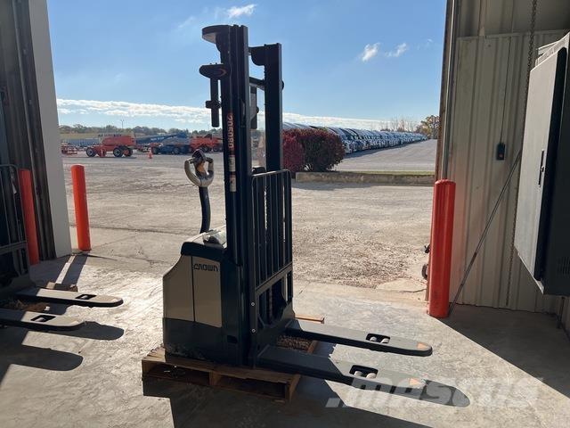 Crown ES 4000 Самохідні електроштабелери