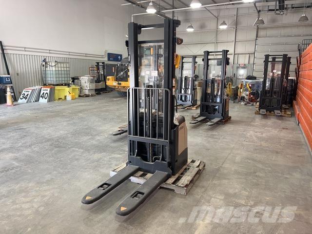 Crown ES 4000 Самохідні електроштабелери