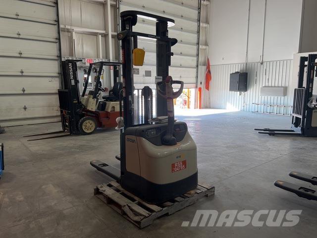 Crown ES 4000 Самохідні електроштабелери