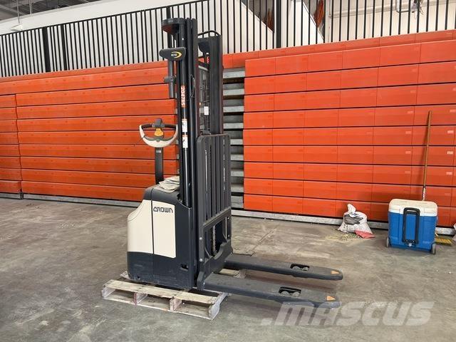 Crown ES 4000 Самохідні електроштабелери