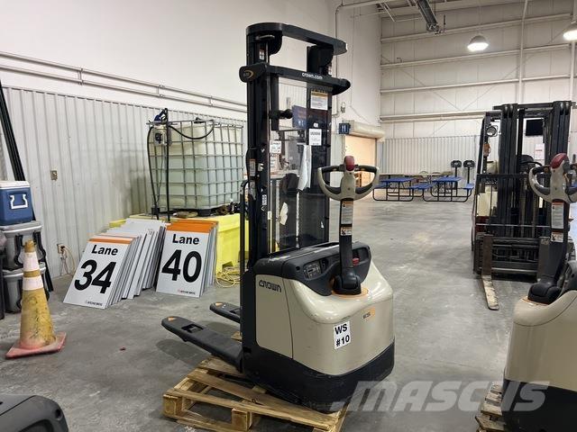 Crown ES 4000 Самохідні електроштабелери