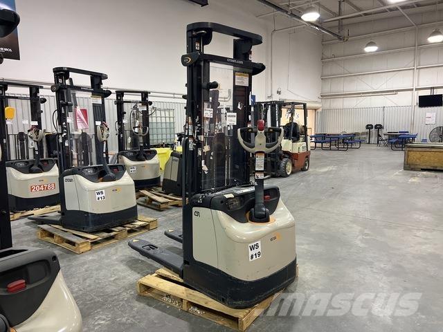 Crown ES 4000 Самохідні електроштабелери