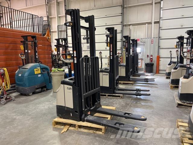 Crown ES 4000 Самохідні електроштабелери