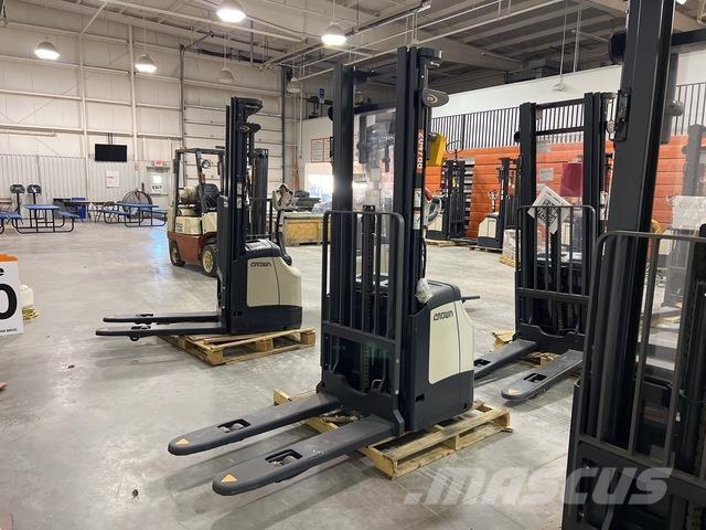 Crown ES 4000 Самохідні електроштабелери