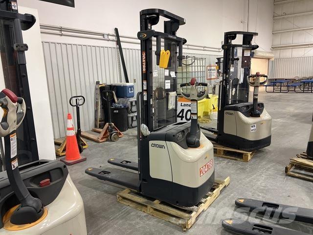 Crown ES 4000 Самохідні електроштабелери