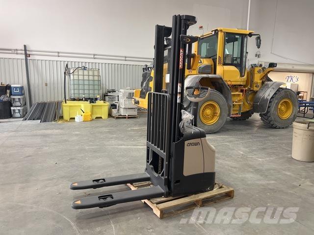 Crown ES 4000 Самохідні електроштабелери