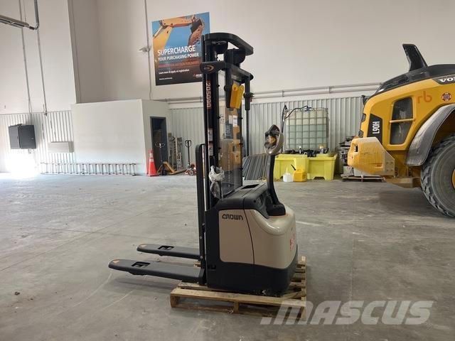 Crown ES 4000 Самохідні електроштабелери