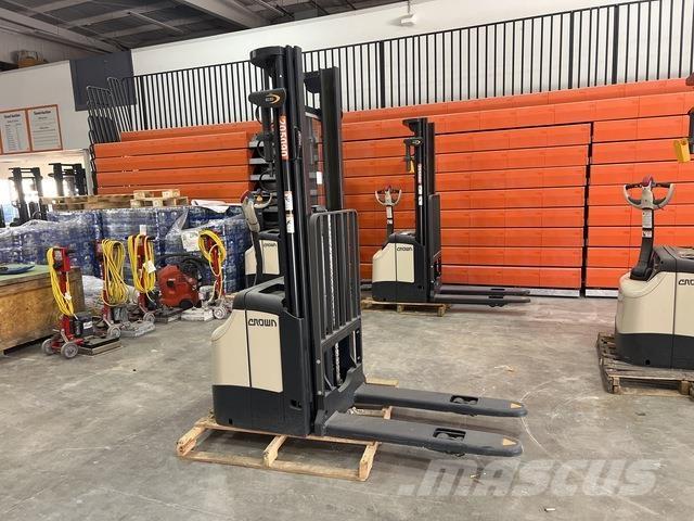 Crown ES 4000 Самохідні електроштабелери