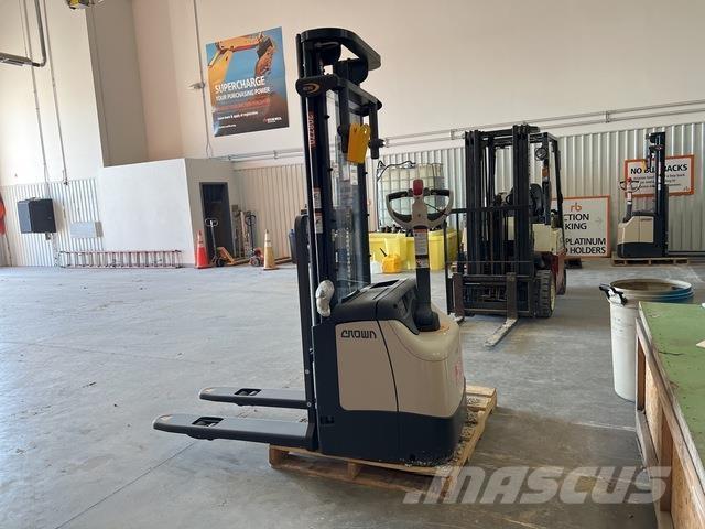 Crown ES 4000 Самохідні електроштабелери