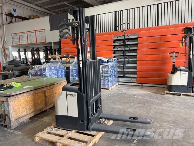 Crown ES 4000 Самохідні електроштабелери