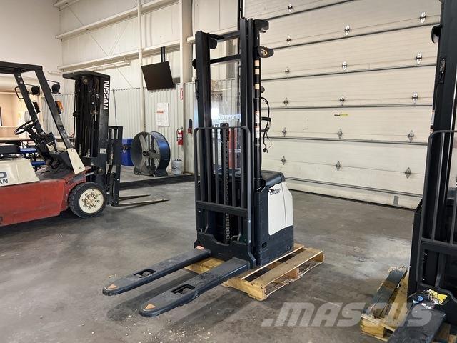 Crown ES 4000 Самохідні електроштабелери