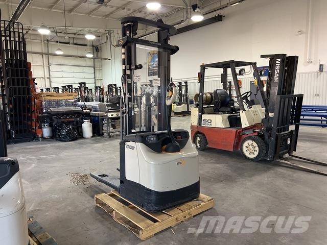 Crown ES 4000 Самохідні електроштабелери