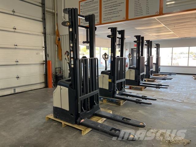 Crown ES 4000 Самохідні електроштабелери