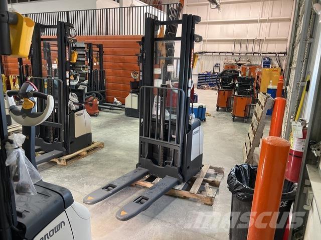 Crown ES 4000 Самохідні електроштабелери