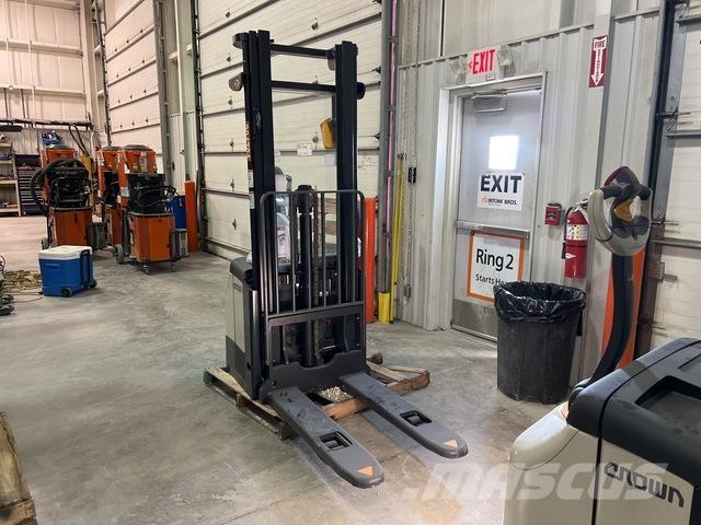 Crown ES 4000 Самохідні електроштабелери