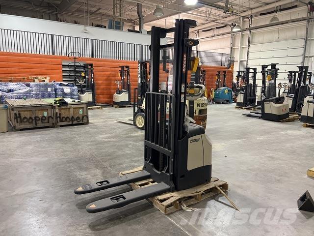 Crown ES 4000 Самохідні електроштабелери