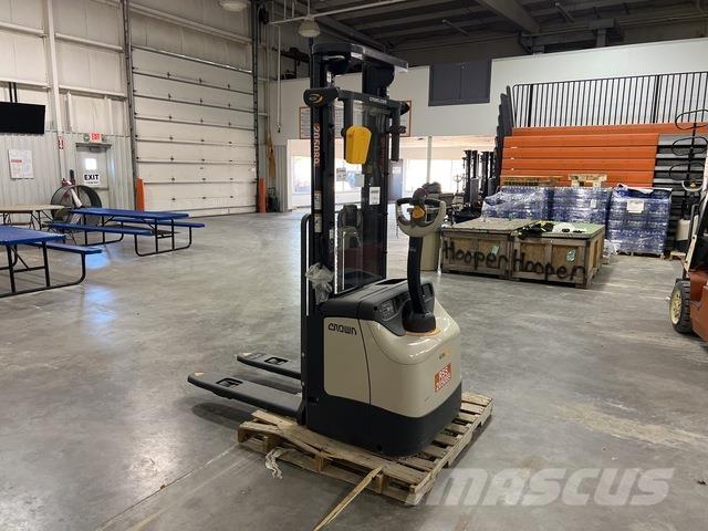 Crown ES 4000 Самохідні електроштабелери